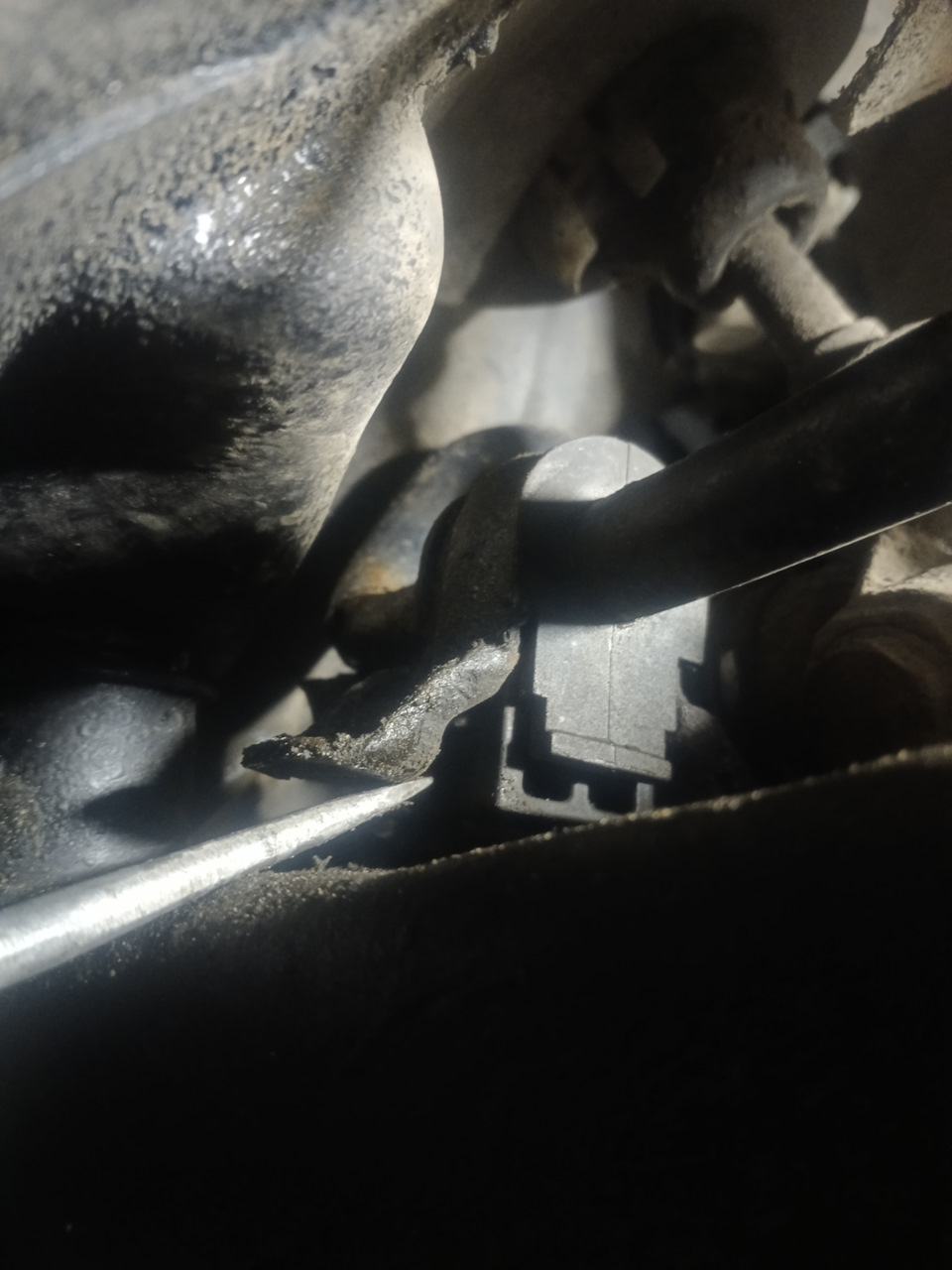 После того как открутили болты отверткой поддеваем скобы и снимаем их вверх — Nissan Qashqai (1G)