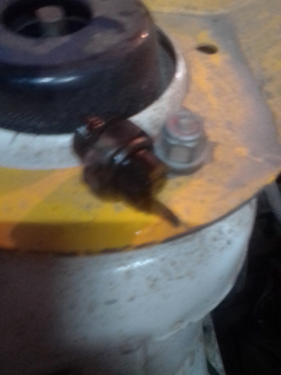 Течь масла. — Lada 2110, 1,5 л, 2001 года | поломка | DRIVE2