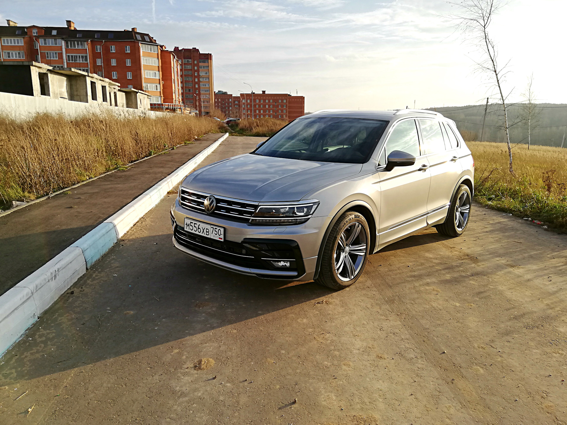 Фольксваген тигуан 2 2018. Volkswagen Tiguan 2 диски. Volkswagen Tiguan 2020 диски. Тигуан на 20 дисках. Фольксваген Тигуан на 20 дисках.