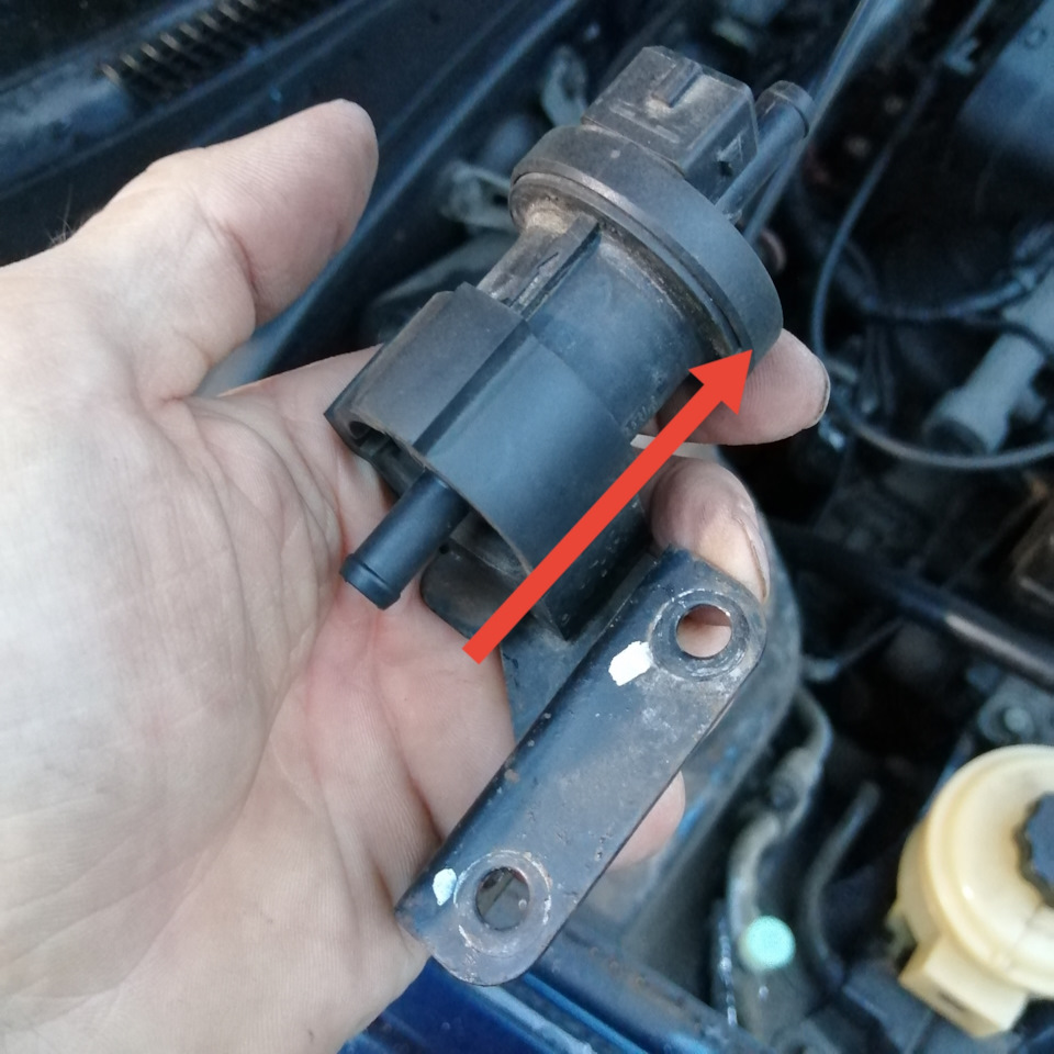 Чистка абсорбера. Как снять спускной клапан с рабочего Форд фокус 3. Что значит клапаны менять у машины.