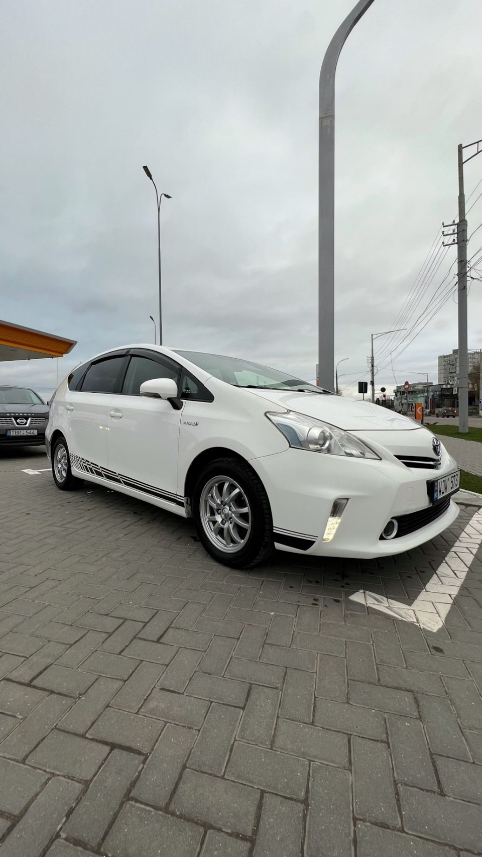 Наклейка на нижний борт автомобиля — Toyota Prius Alpha, 1,8 л, 2013 года |  тюнинг | DRIVE2