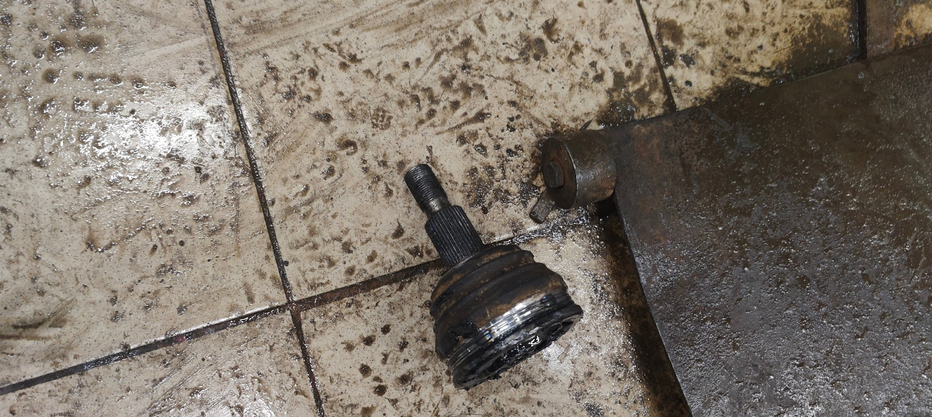 Попал маслом в кашу. Лопнул шрус. — Skoda Octavia A4 Mk1, 1,8 л, 2001 ...