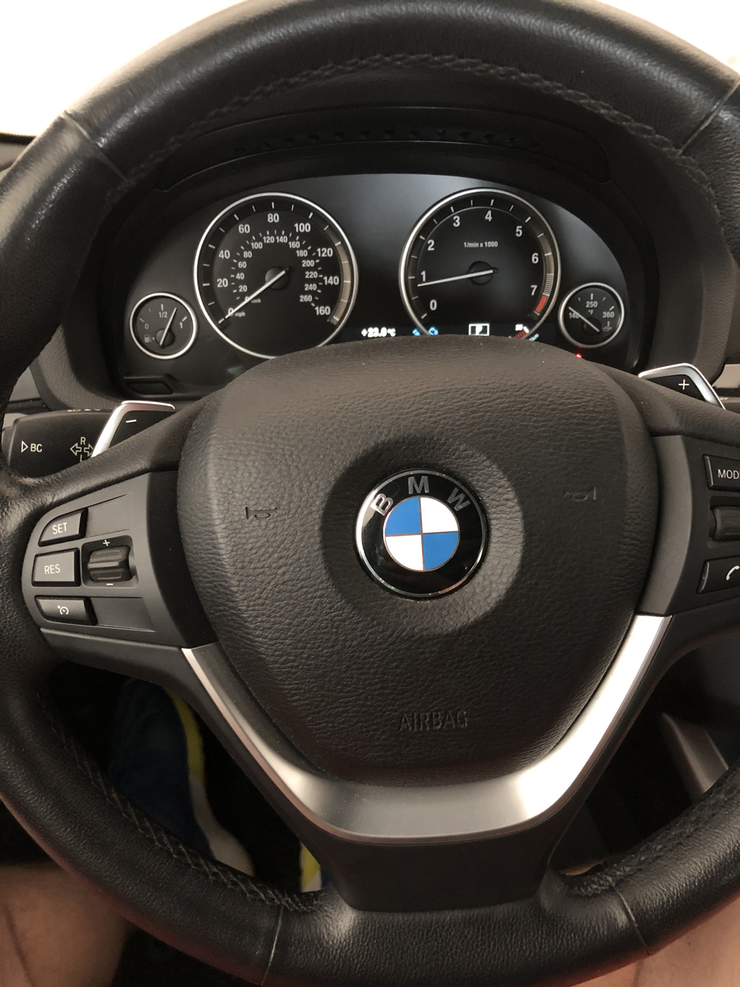 красивый салон авто. приборная панель tesla руль. руль bmw e60 m. рулевая панель автомобиля. руль машины.