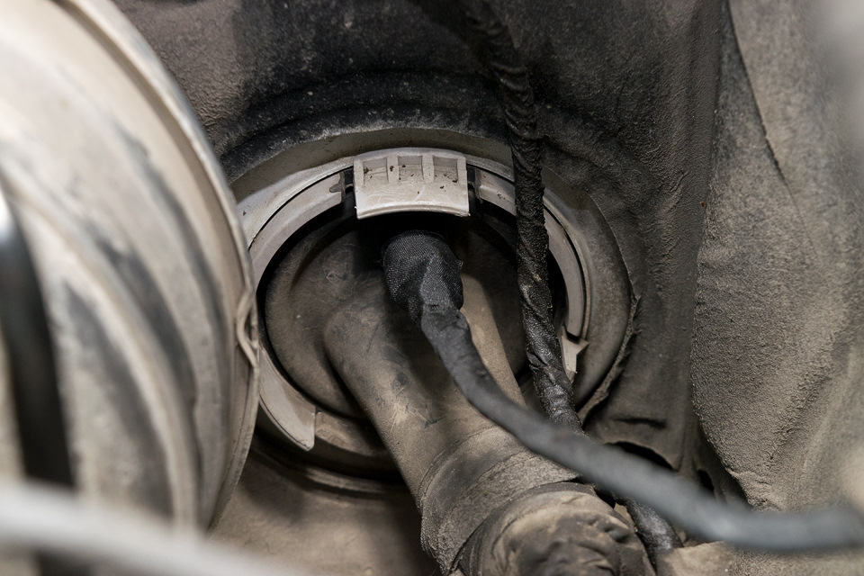 И сверху лентой. Жутко неудобно там это всё делать — BMW 6 series (E63)