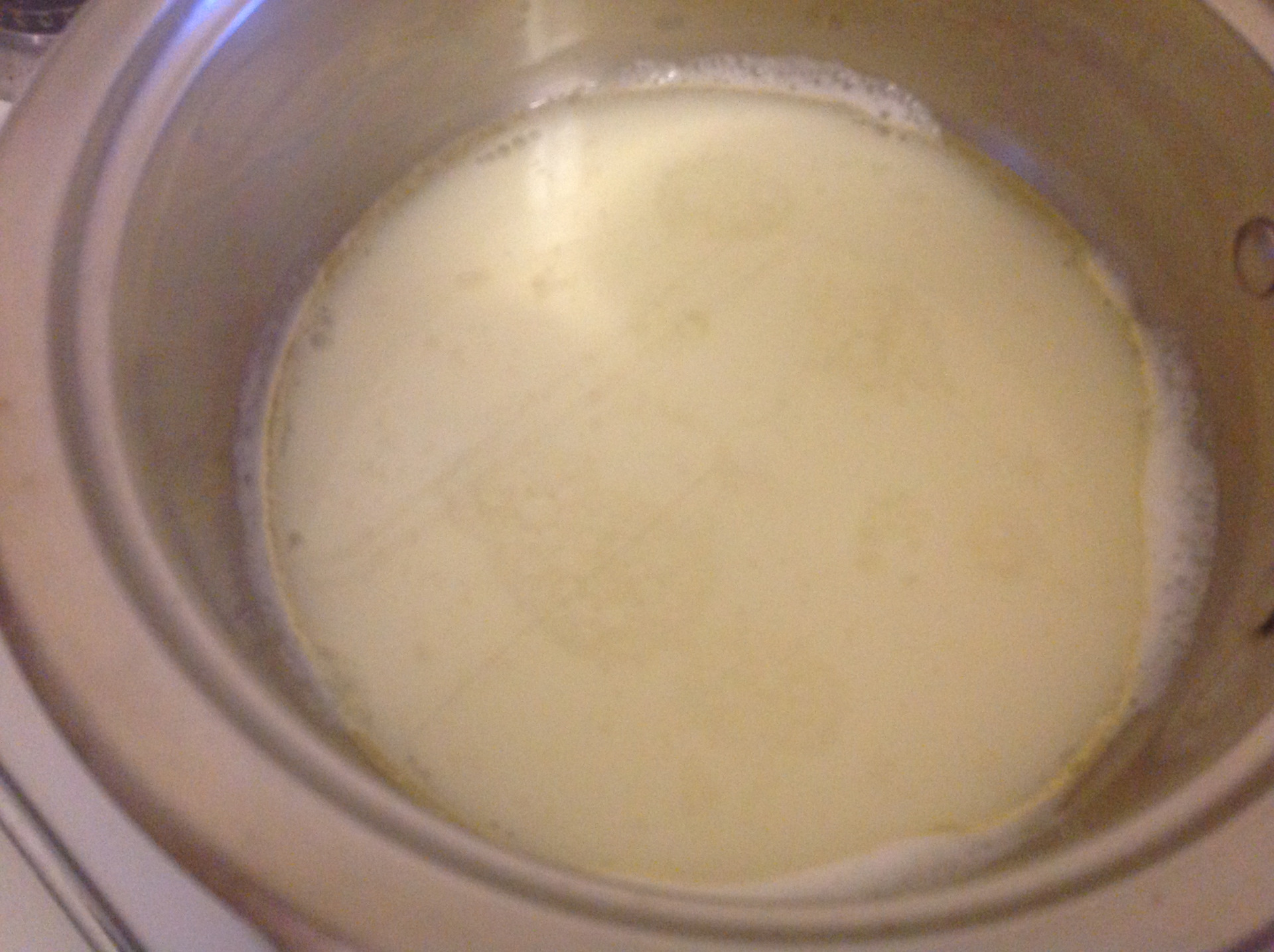 Тесто холодная вода горячая. Крем на растительных маслах с творогом молочная ферма. После замеса тесто появились белые точки.