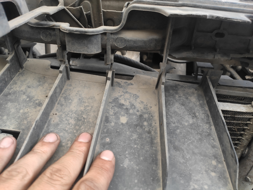 Пластику тоже немного досталось. — Chevrolet Cruze (1G)