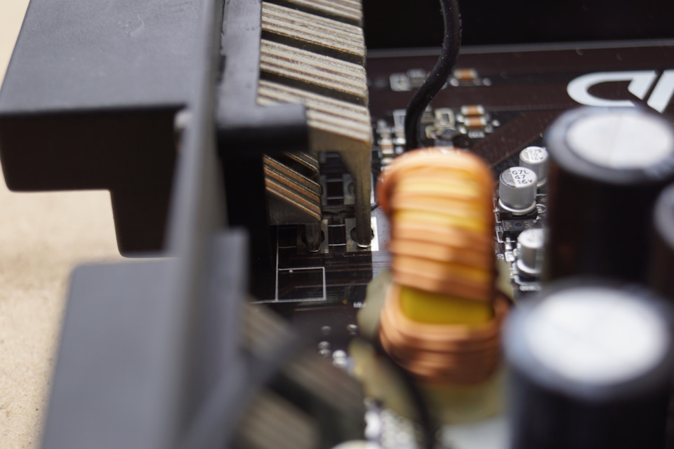 Толщина терминалов приличная, хотя это мало на что влияет, ведь они запаяны к дорожкам на плате куда меньшего сечения. — Lada Приора Купе