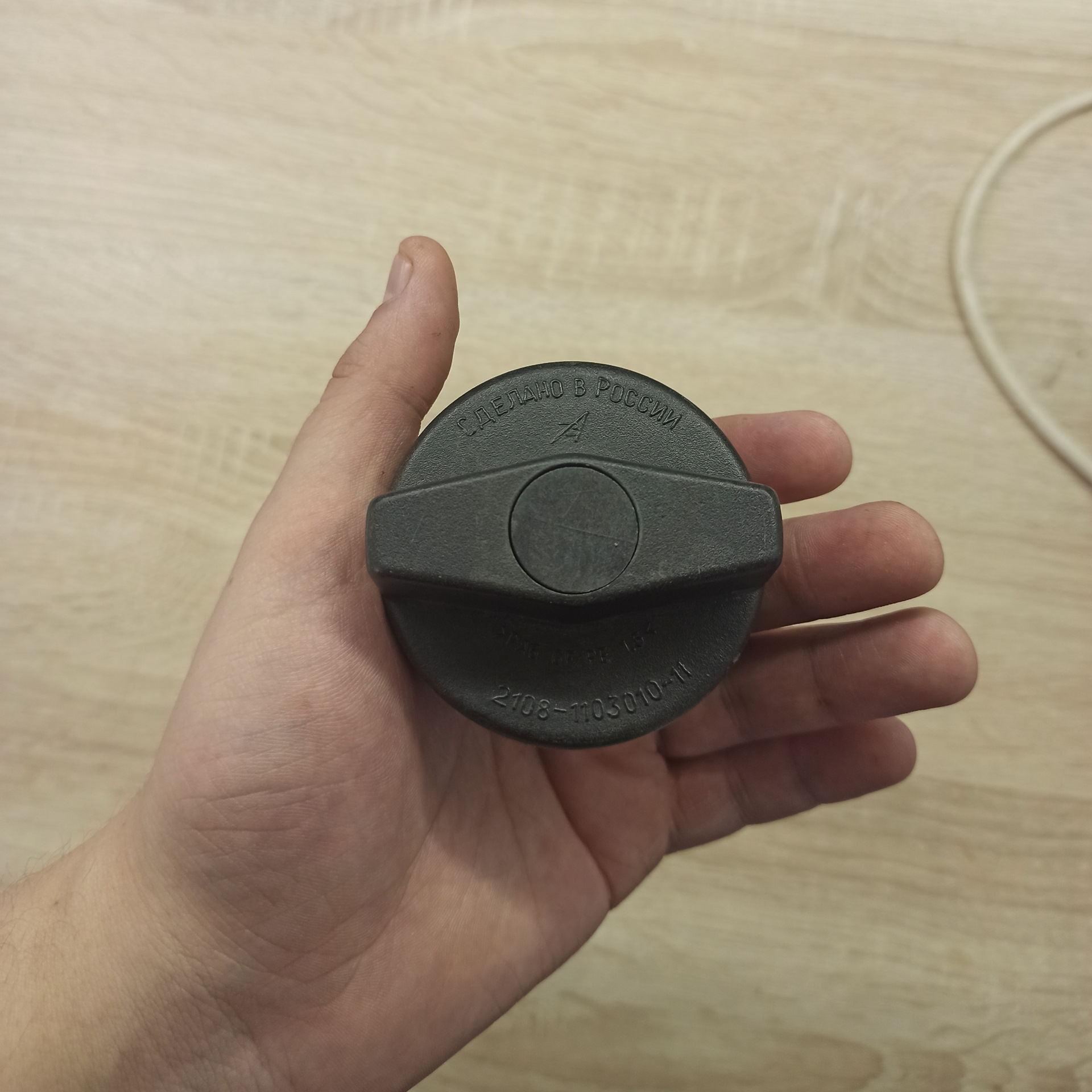 Крышка бензобака и кронштейн лючка — Nissan Wingroad (Y11), 1,8 л, 2002 ...