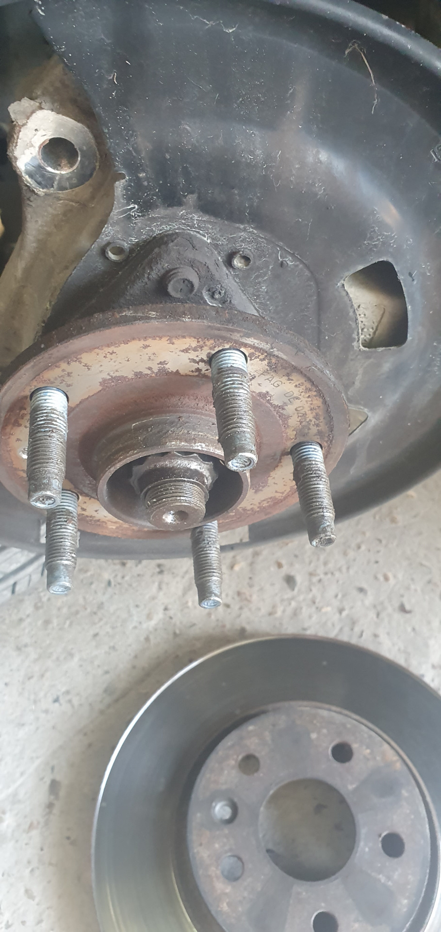 Замена передних дисков и колодок тормозов — Chevrolet Cruze (1G), 1,6 л ...