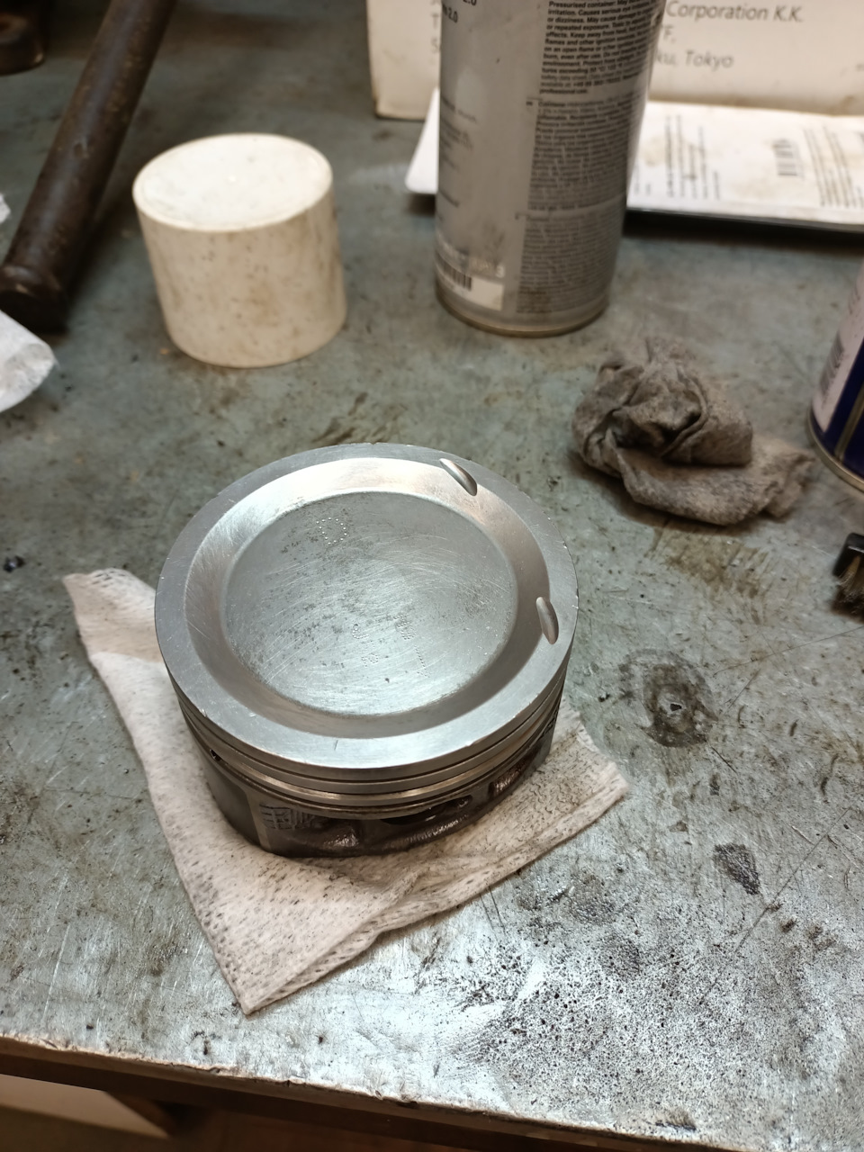 Поршень Volvo 274364 от двигателя B6294T под степень сжатия 8.5:1 — Ford Focus ST II. Запчасти на фото: 274364, B6294T