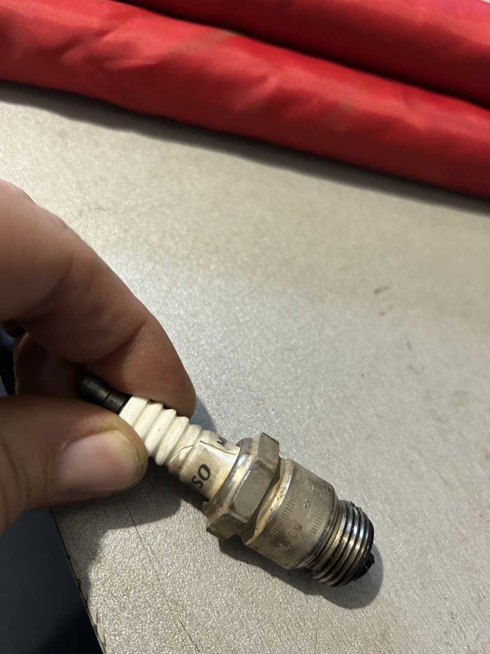 #31. Трескаются свечи зажигания — Ford Sierra, 1,6 л., 1984 года ...