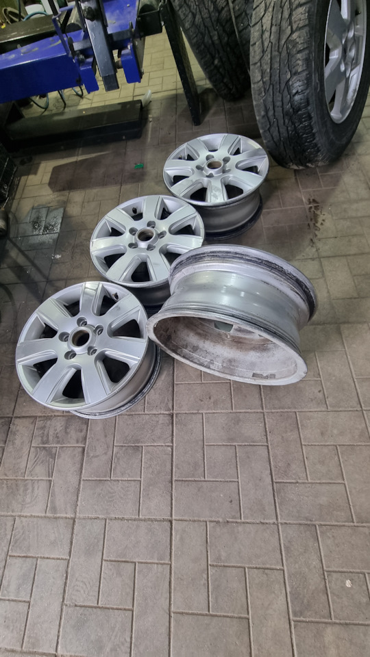 Литые диски Volkswagen 6,5Jx16 ET62 5x120 на Volkswagen Amarok. Б/у ...