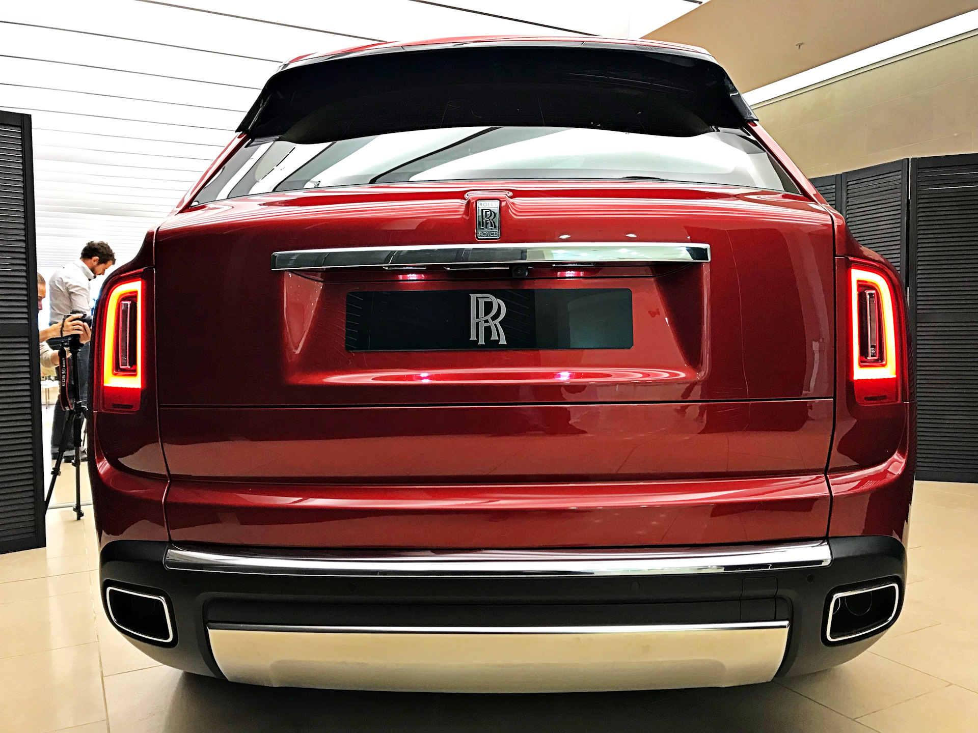 Вид 2019. Rolls Royce Cullinan. Rolls Royce Cullinan сзади. Роллс Ройс джип сзади. Роллс Ройс Калина сзади.