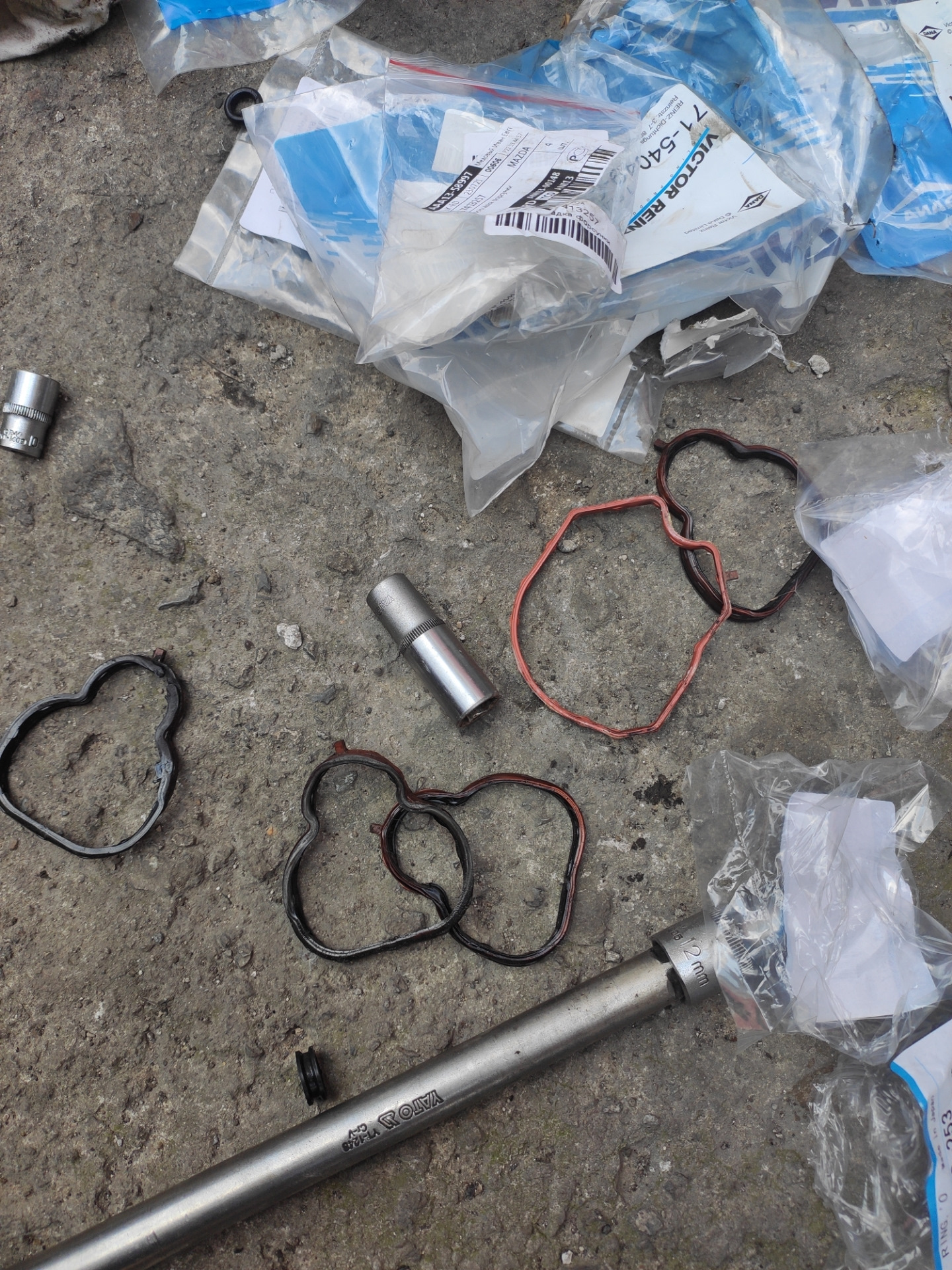 Замена прокладок впускного коллектора / чистка форсунок — Mazda 3 (1G ...