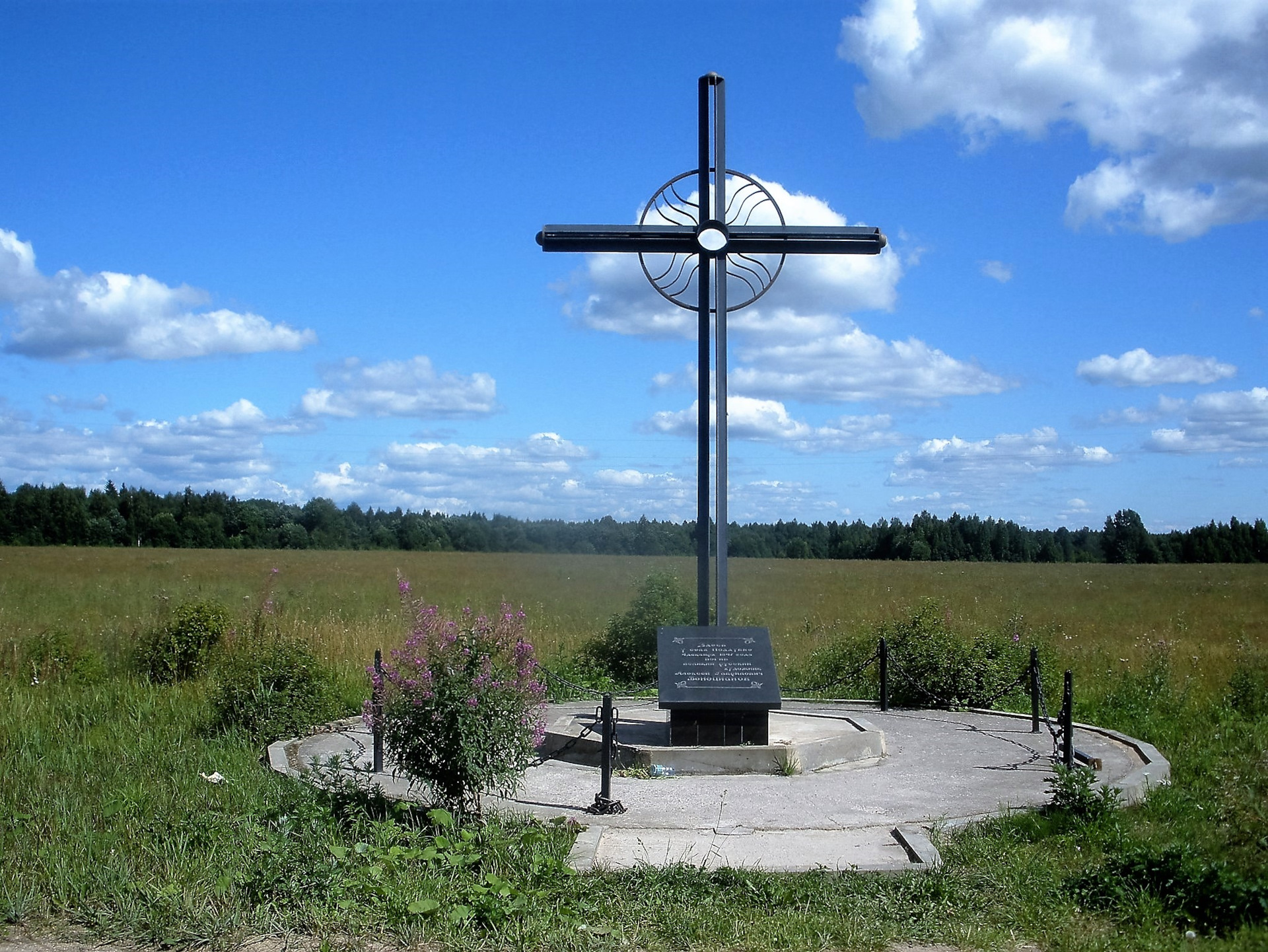 Место км. Памятный крест Дубна. Памятный крест на месте основания Мышкина. Памятный крест красные ворота. Крест на месте гибели Венецианова.