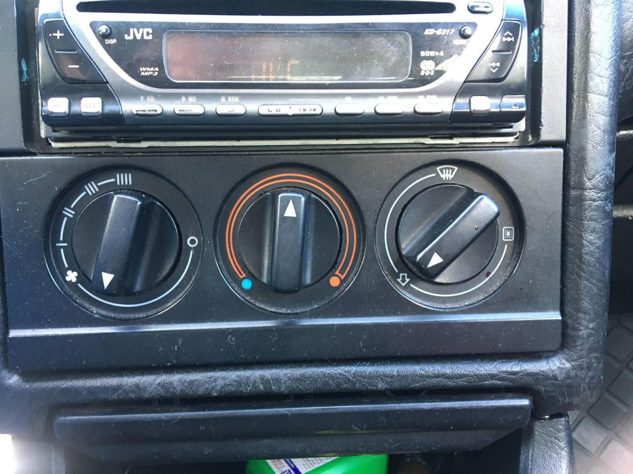 Замена лампочек в подсветке кнопок — Audi 80 (B3), 1,8 л., 1990 года ...