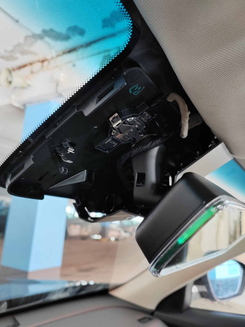 Условно "штатный" видеорегистратор — Geely Atlas Pro, 1,5 л, 2023 года ...