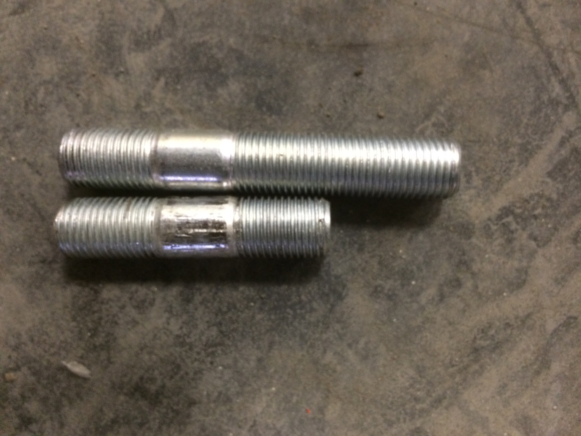 Шпильки моста камаз. Шпилька полуоси камаз м12х1. Шпилька 853303 камаз. Шпильки моста камаз. 1/17973/31 шпилька камаз.