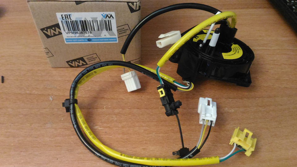Как поменять руль на дэу нексия. pcAAAgPV uA 960. Как поменять руль на дэу нексия фото. Как поменять руль на дэу нексия-pcAAAgPV uA 960. картинка Как поменять руль на дэу нексия. картинка pcAAAgPV uA 960. Ранее мне с Ташкента пришёл новый руль. Настало время его установить.Но нельзя его взять и просто так поставить. Так что над этим пришлось изрядно попотеть и подумать. А потом всё неоднократно переделать, так как нужно сначала думать, а потом делать; да и готовых решений в интернетах нет.Поэтому устраиваемся поудобнее и начинаем!Снять штатный руль не так-то и просто, хоть я его дважды снимал без проблем. Это снятие руля стоило мне рулевого вала и рулевой колонки. И не спрашивайте, как их загубил, я способный)) Ну а кто говорил, что будет легко?) В принципе сам виноват + стечение обстоятельств, пришлось посетить разборку. Зато замок зажигания вернулся на правую сторону.Зато теперь можно сравнить старый и новый руль.