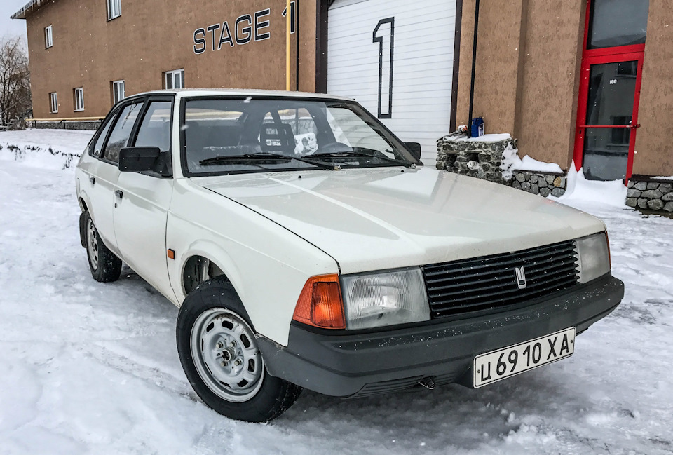 С июня 1990, повторитель переезжает к заду крыла, на крышке багажника появляются шильды 2141 S, салоны серые, торпеда становится черной ( с 1991) Появляются шильды АЗЛК в треугольниках форточек задних 1991-1992 год.Появляются брызговики ( всех 4 колесных арок), правое зеркало, задние ремни исчезают потихоньку.Виниловые дермантин обшивки дверей сменяются ворсовыми с 1991 года… — Москвич 2141