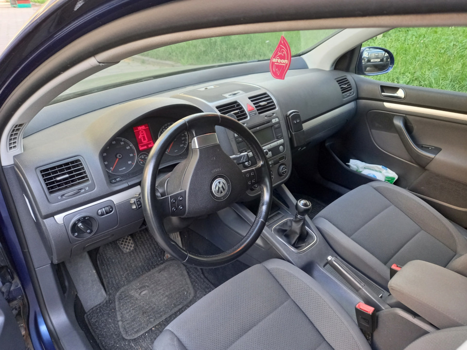 Автоковрик под ноги по дешману — Volkswagen Golf Mk5, 1,4 л, 2008 года ...