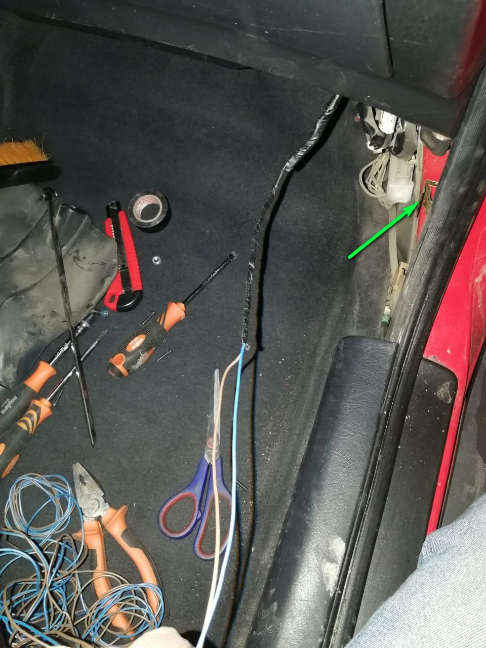 Тут я уже просунул провод. Без опыта и знаний ушло где-то пол часа. На вторую дверь времени потратил заметно меньше. Ах, да, как проволоку просунул в салон, примотал к ней изолентой провода для поворотников (2 шт.: один минус, второй плюс) и аккуратно вытянул проволоку обратно, ввместе с ней и провода. Далее провода под торпедой просовываем к водительским ногам. Обязательно оставляйте свободный ход для проводов, что бы был запас для регулировок. Например, вы можете не учесть, что когда стекло в дверях опускается, оно может зацепить провода или даже порвать! Такие дела! — Pontiac Vibe (1G)