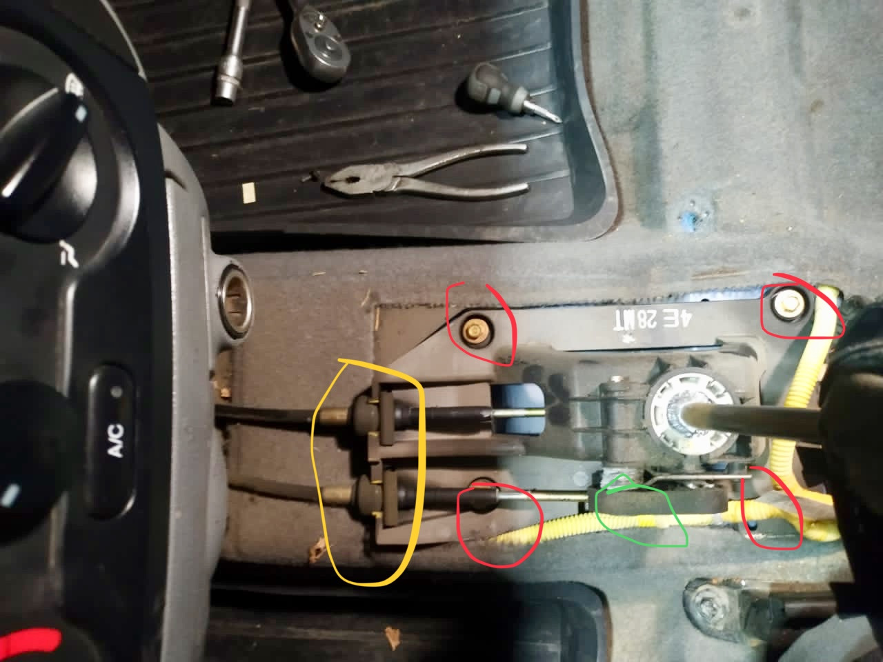 Шевроле авео не работает. Кулиса Шевроле Авео т200. Замена прикуривателя Авео т250. Замена акустики Шевроле Авео т250. Авео пропали передачи.