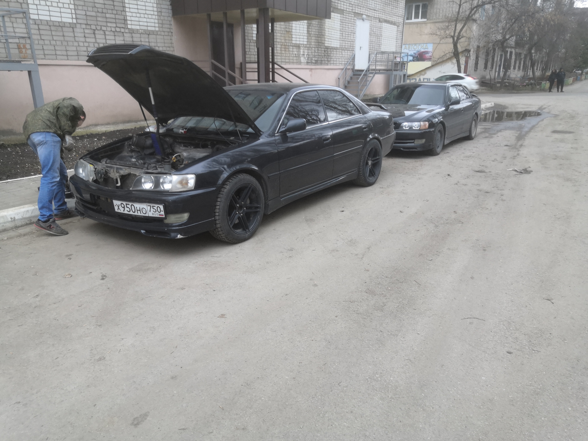 С днем рождения гена открытки. Гена живи. Гена живи. Чебурашка и крокодил гена мультфильм 2013. Телефонная бутка чебурашки.