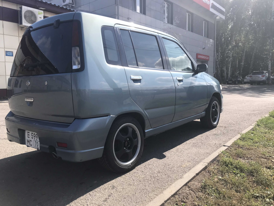 Nissan Cube куда вставлять ключ.