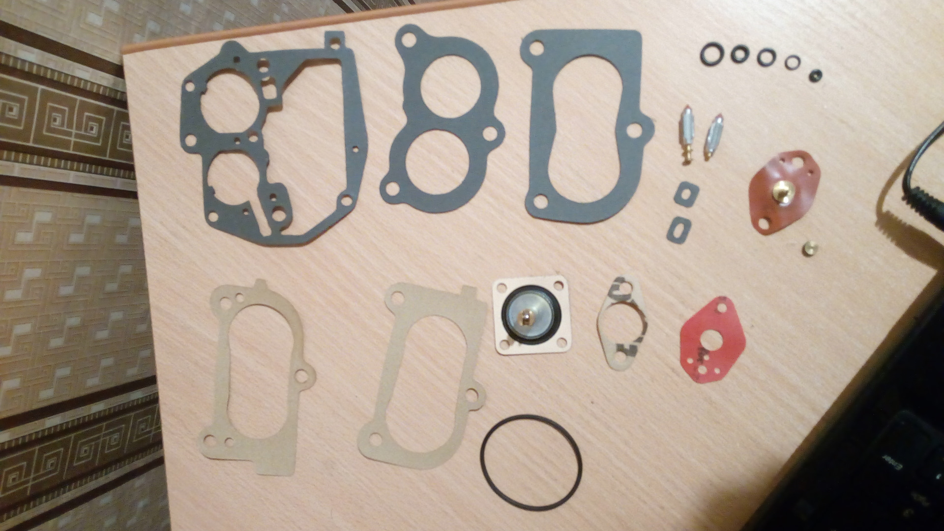 Переходная пластина на карбюратор 2108 для оки. Прокладка карбюратора газ 53. Из чего сделать прокладку для карбюратора. Прокладка карбюратора заз 968. Из чего сделать прокладку для карбюратора.