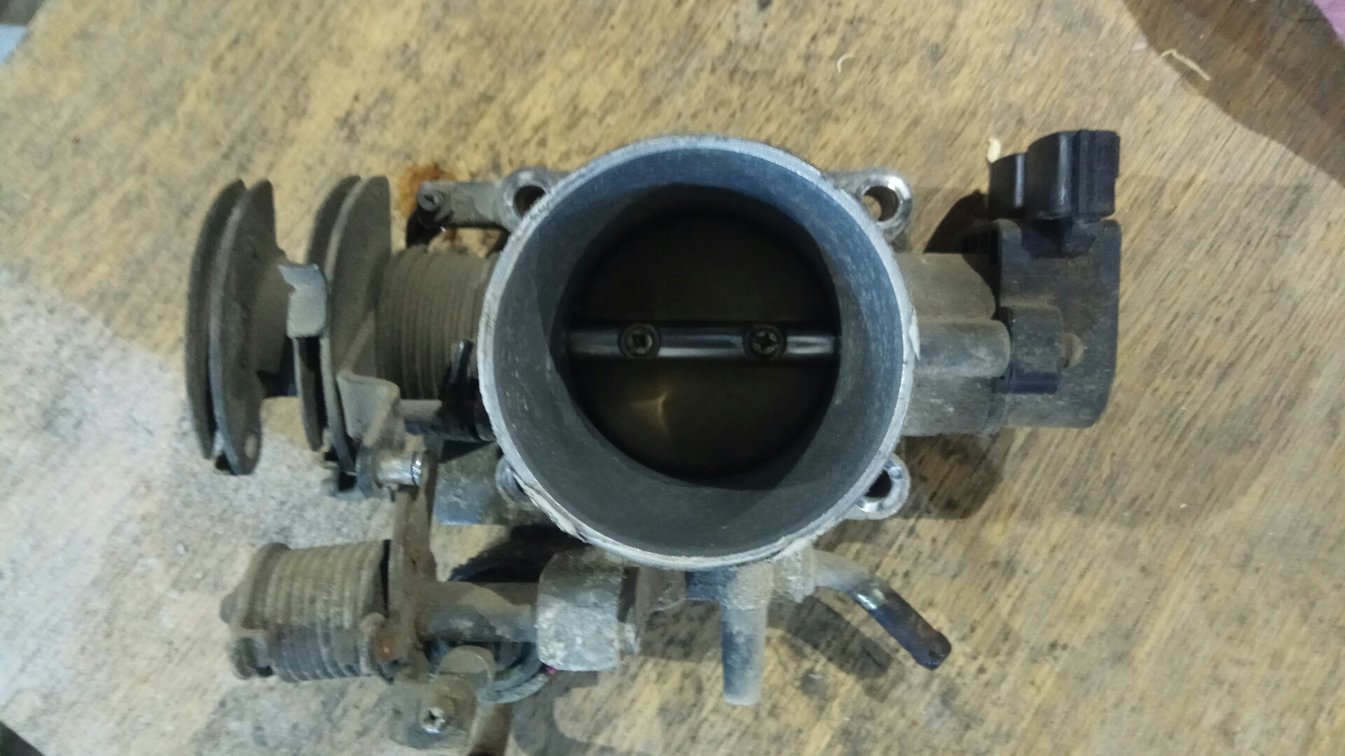 6. Nissan note дроссель. Язычок дроссельной заслонки тиида. Дроссельная заслонка ниссан тиида 2012. Дроссельная заслонка ниссан ноут 1.