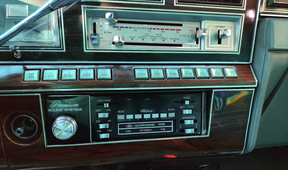 Фото в бортжурнале Lincoln Town Car I