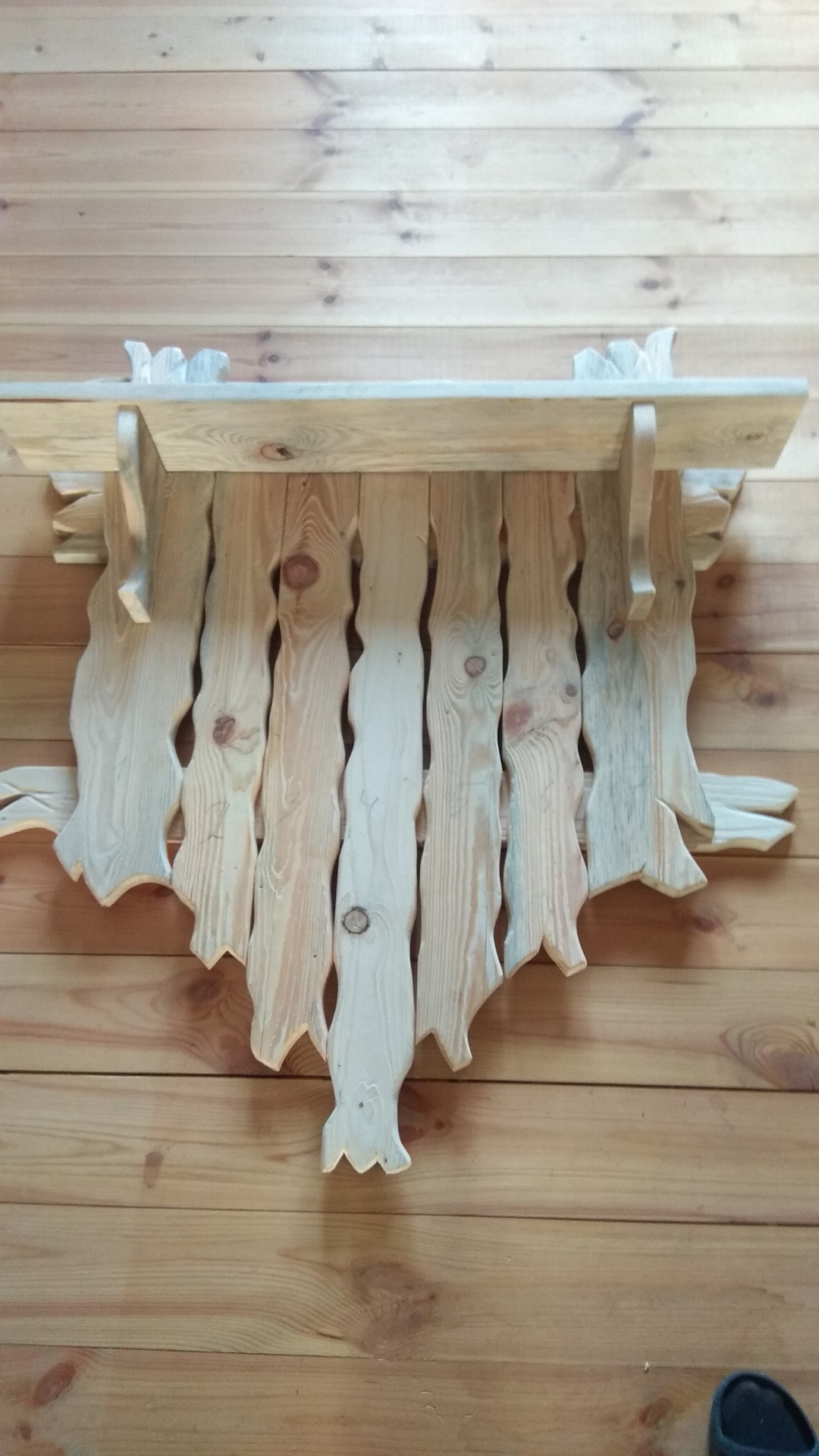 Вешалка для одежды в баню из дерева