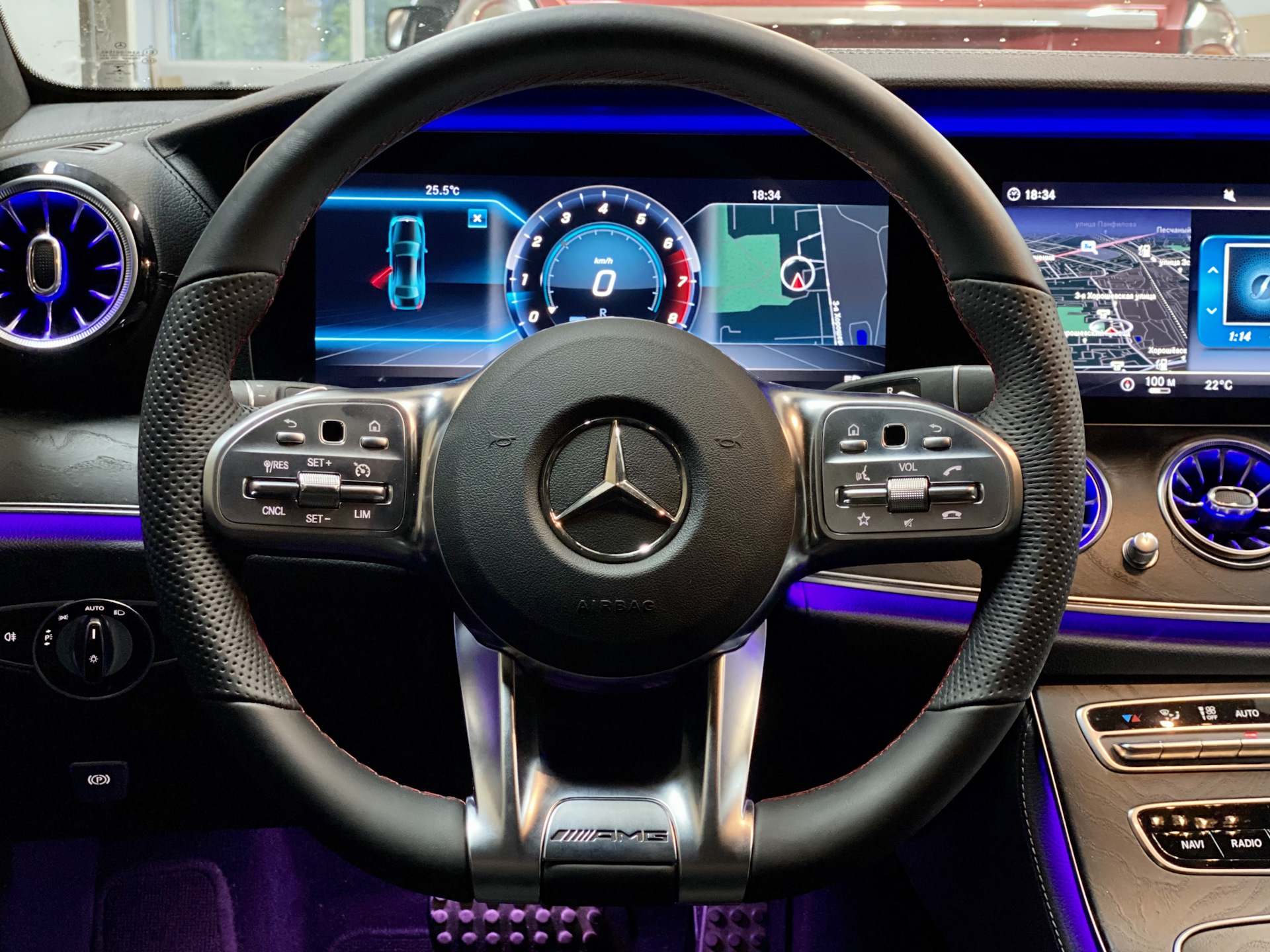 руль с тахометром. руль gtr 35 nismo. руль c led индикаторами и дисплеем bmw x6. машина ferrari 458 spider салон. руль бмв x5 g05.