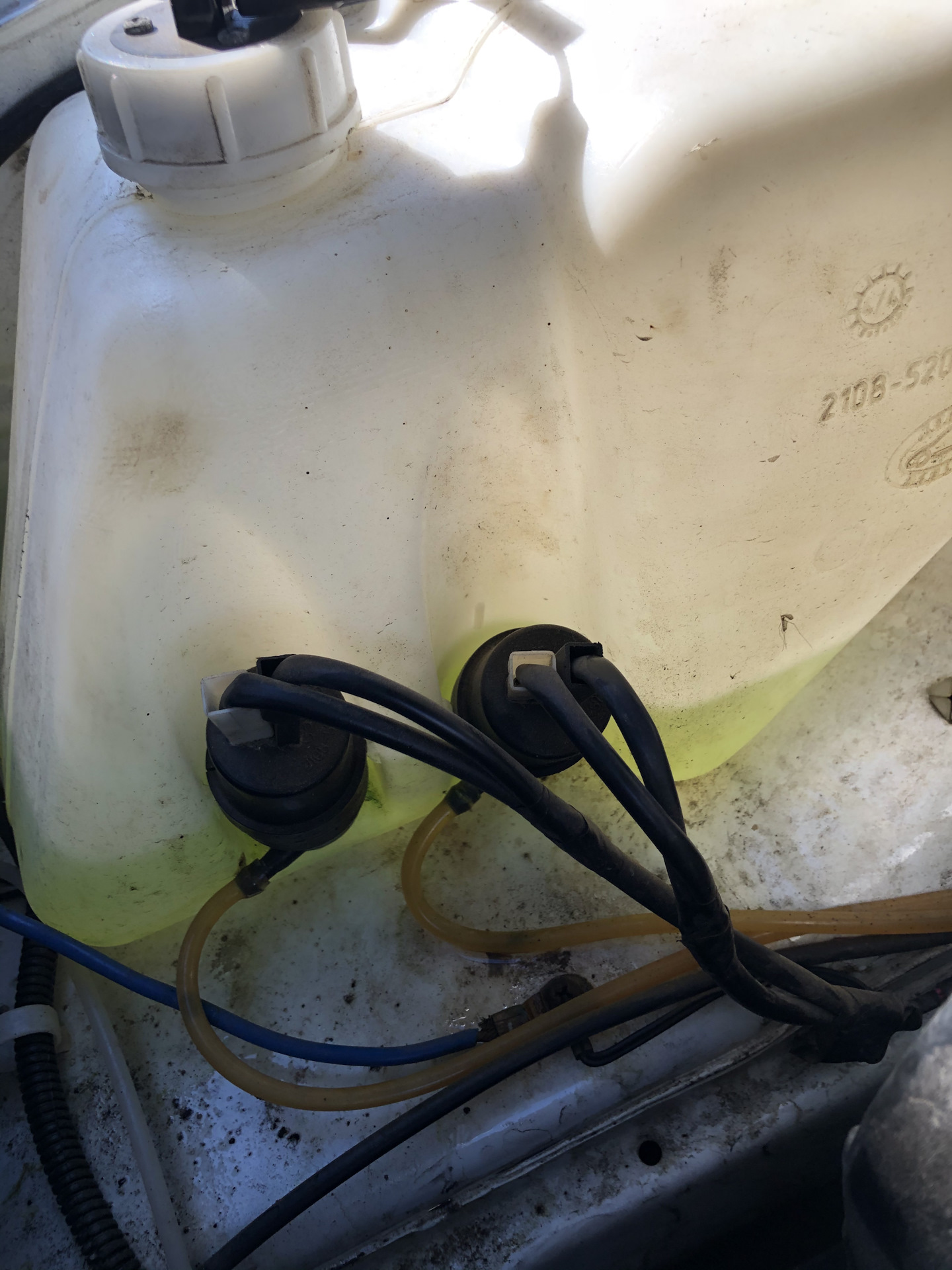 Откуда брызгает вода на лобовое. Трубки омывателя лобового стекла Toyota Allion 260. Приора хэтчбек шланг омывателя на багажник. Течет омывайка Авенсис.