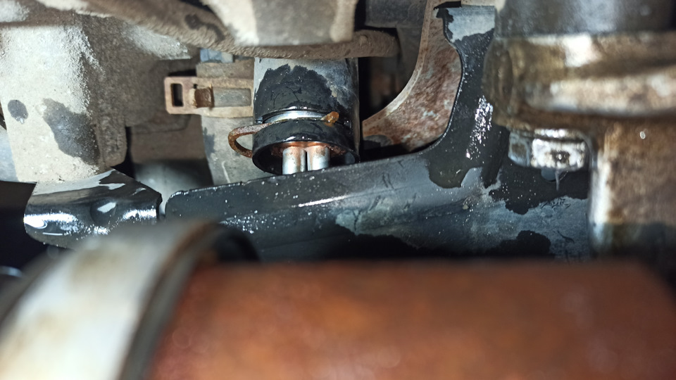 Место установки подогревателя. В инструкции есть чертеж с фотографиями для разных модификаций двигателя. — Citroen Grand C4 Picasso (2G)