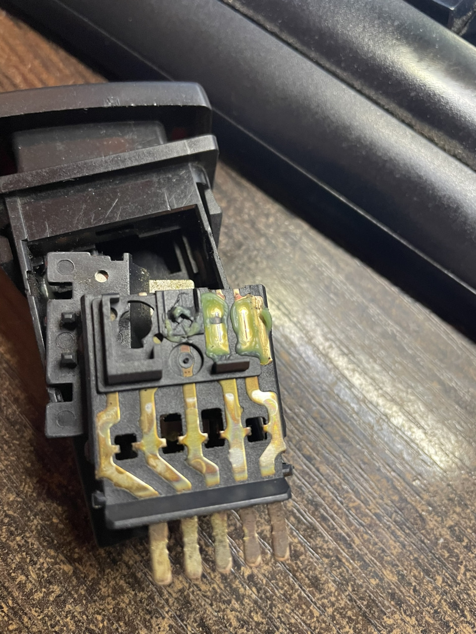 Кнопка аварийной сигнализации, давай не болей (ಥ﹏ಥ) — Toyota Avensis II ...