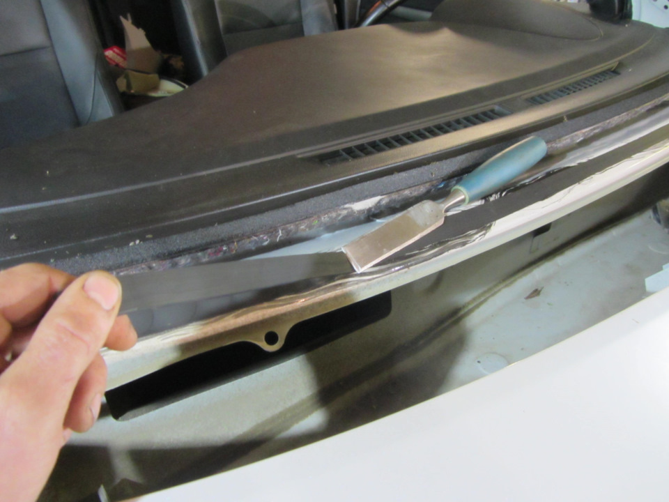 Срезка старого герметика стамеской — Mitsubishi Outlander (3G)