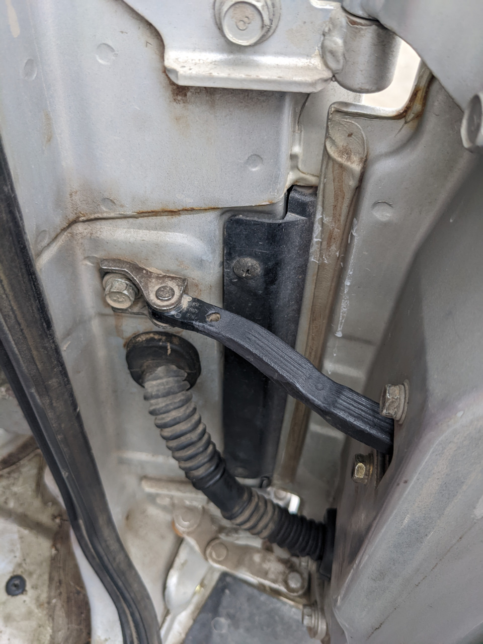 Фиксатор задней двери — Mitsubishi Pajero iO, 1,8 л, 2000 года | своими ...