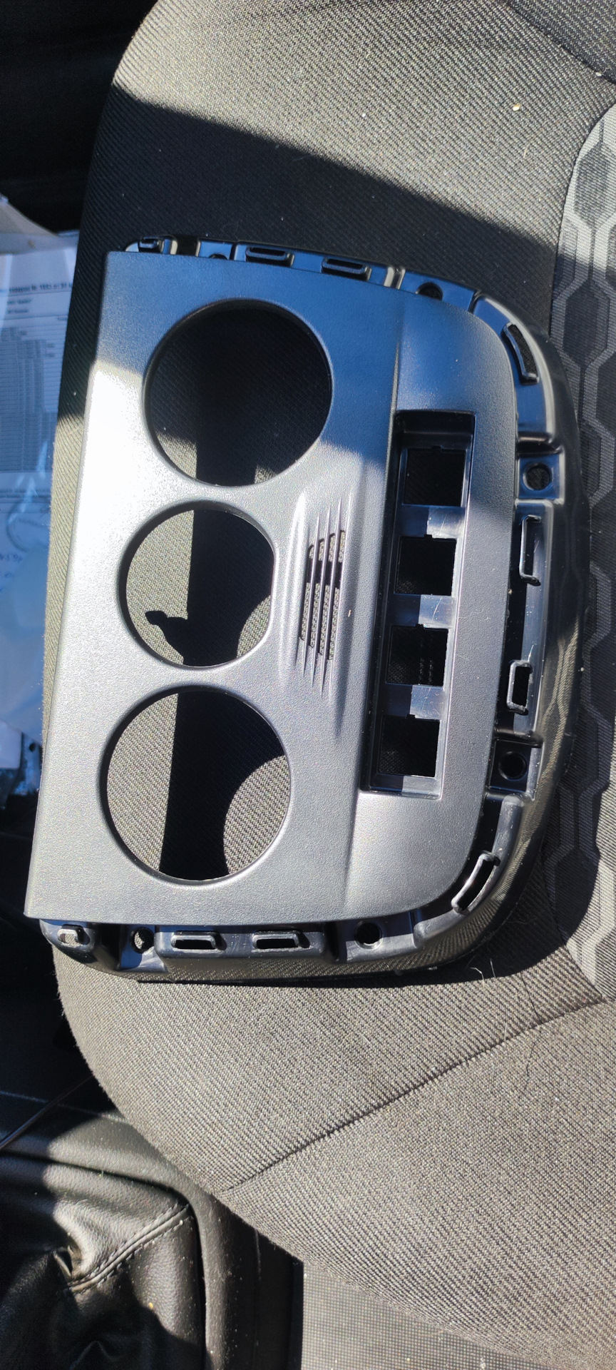 8450100979 Накладка консоли панели приборов — Lada Гранта Лифтбек (2G). Запчасти на фото: 8450100979