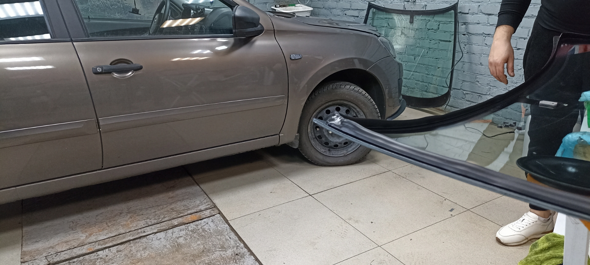 Замена лобового стекла — Lada Гранта лифтбек, 1,6 л, 2018 года | визит ...
