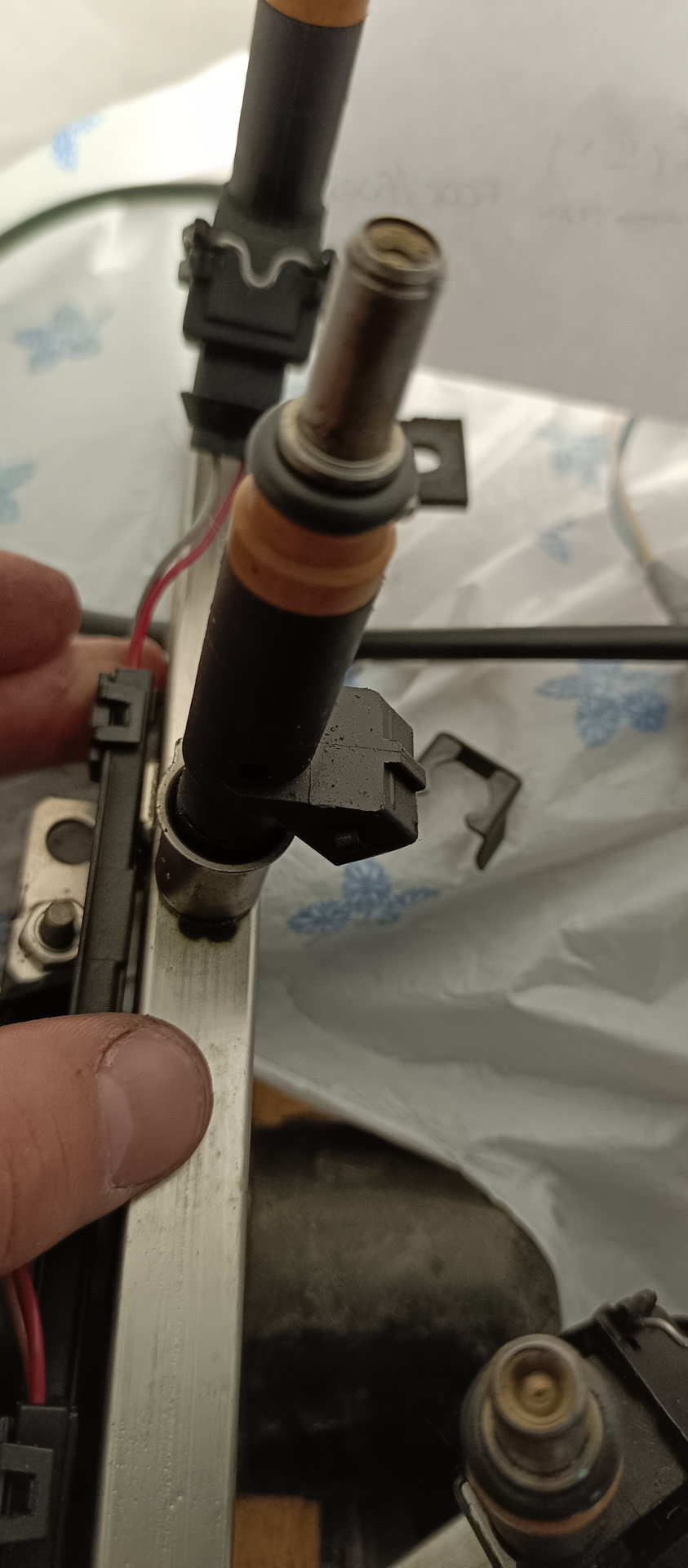 E65 двигатель N62 — как снять топливную форсунку с топливной рампы ...