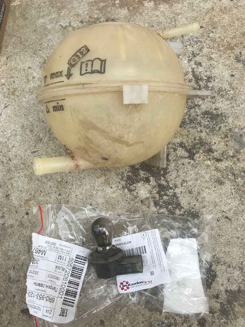 Замена расширительного бачка, патрона лампы ДХО и т.д. — Skoda Fabia ...