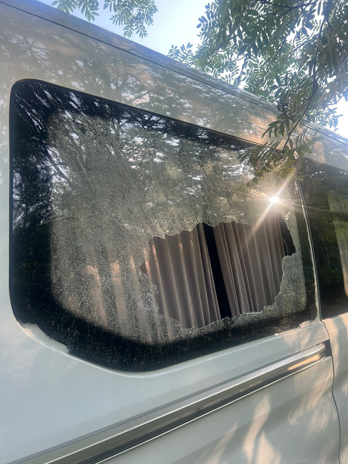 Осыпалось заднее правое стекло — Ford Transit (8G), 2,2 л, 2021 года ...