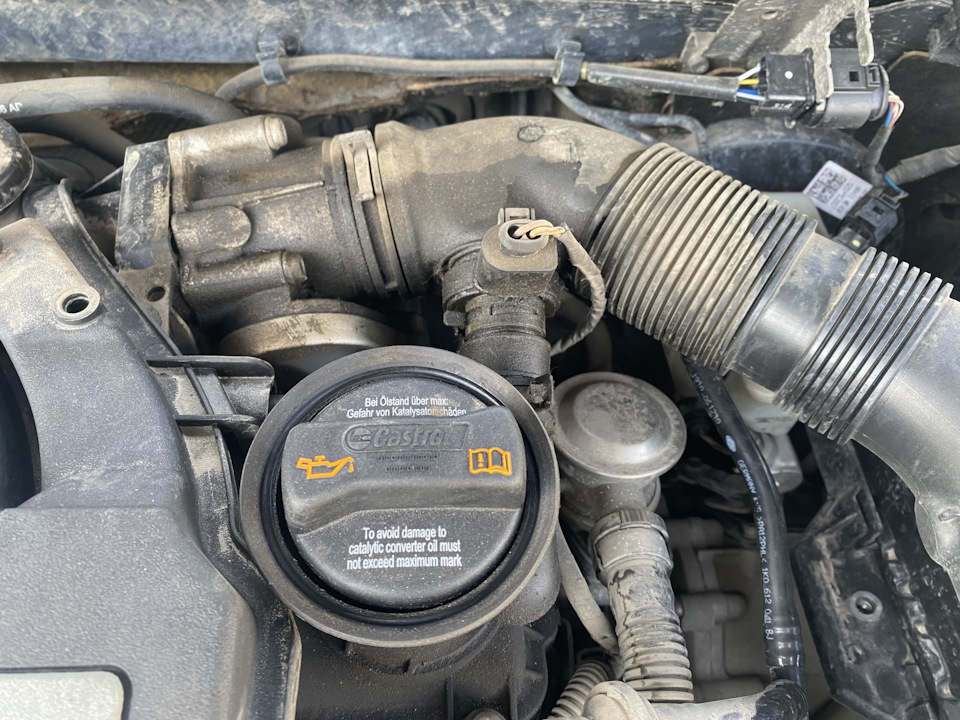 Масло рядом с маслозаливной горловиной — Volkswagen Golf Mk6, 1,6 л ...