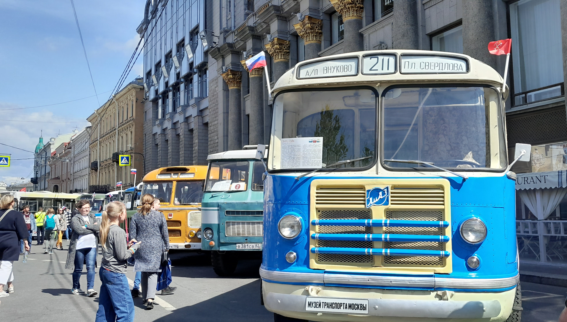 Парад ретро транспорта в москве 13 июля. Парад ретро транспорта СПБ 2023.