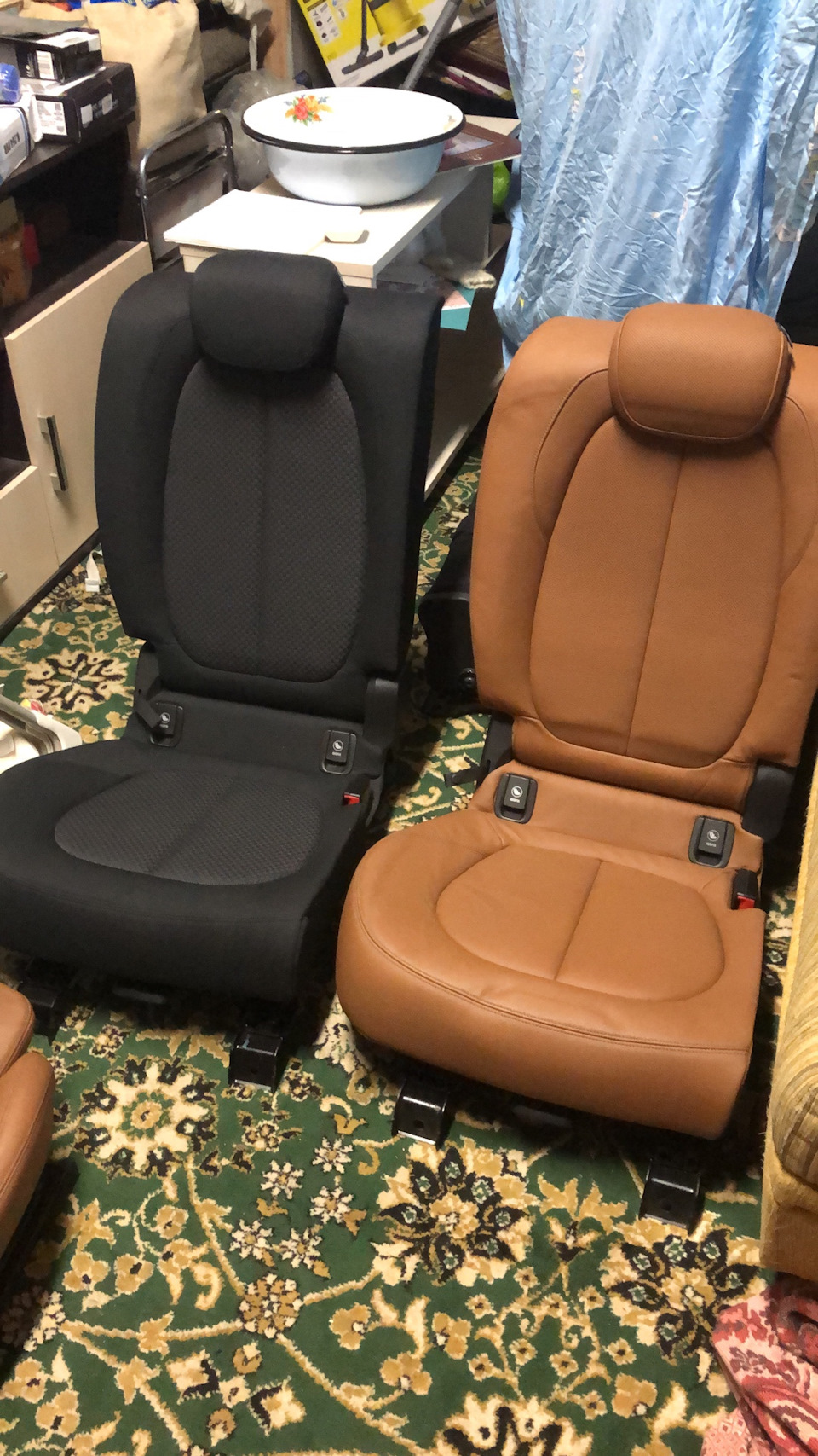 При прямом сравнении прямо совсем другой вид! Минус лишь один, кожа довольно долго принимает первоначальный вид при складывании спинок, с тряпкой никакого следа — BMW 2 series Active Tourer (F45)