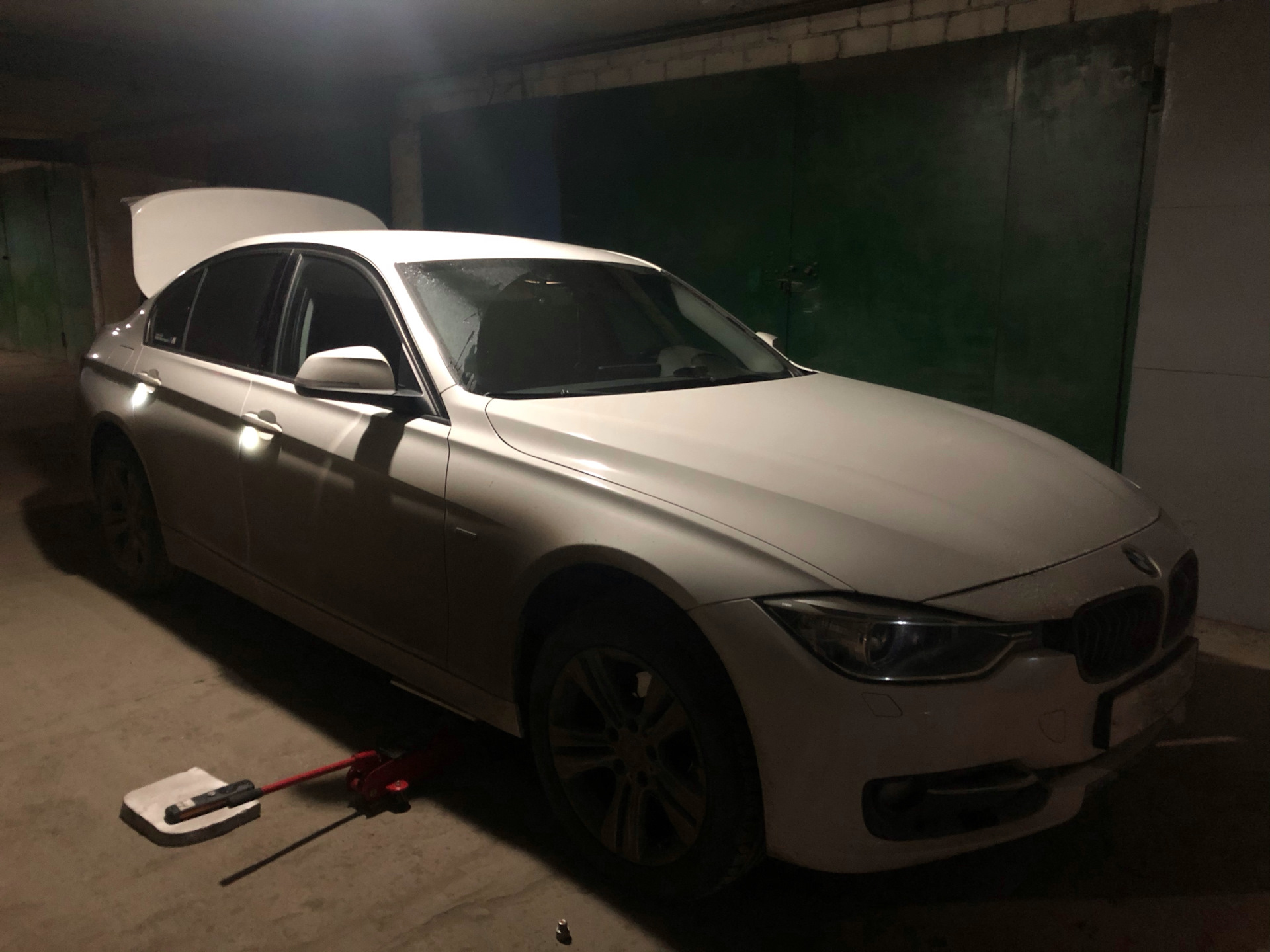 Переобувка на зимнюю резину — BMW 3 series (F30), 1,6 л, 2013 года ...