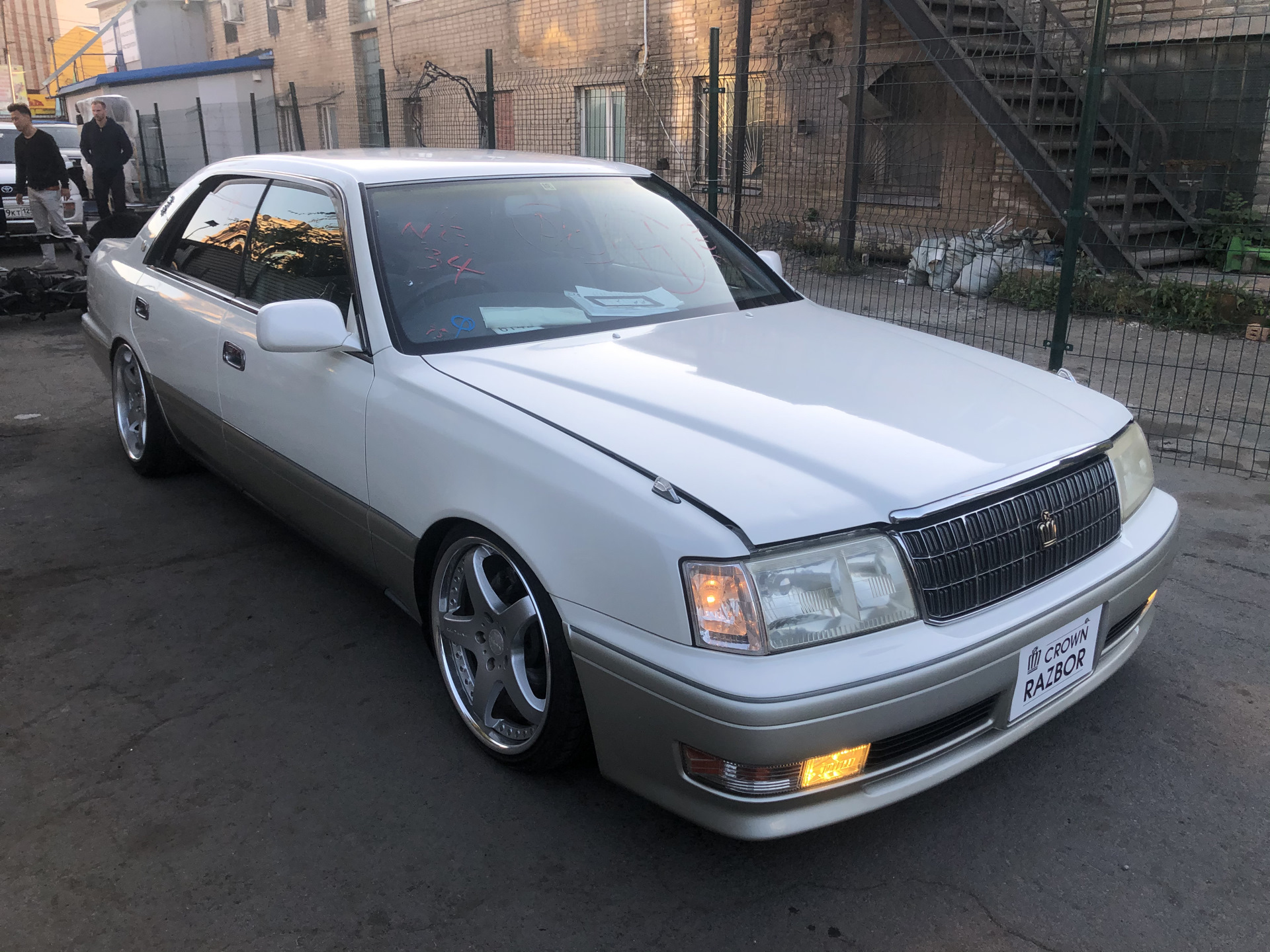 Лари краун. Toyota Crown 151. Toyota Crown 155. Тойота Краун jzs155. Тойота Краун 151 кузов.