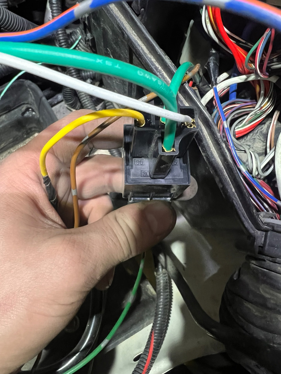 Далее переходим к подключению к реле, подключение простое. Я подключение сделал в монтажном блоке и аккуратно спрятал там, чтобы не было видно проводов. Берём 30, 85 контакт и 1й контакт от резистора, который протянули к блоку предохранителей и подключаем эти 3 провода на реле насоса, который у нас идёт от блока предохранителей (т.е. подающий 12в от реле бензонасоса, которое запускает насос при запуске) Затем берём контакт 87а (который находится посередине, подключаемся ко 2-му контакту от резистора и к отрезанному проводу который идёт к насосу) Затем провод, идущий к 86 контакту, протягиваем в салон через гофру к ЭБУ — Toyota Chaser (100)